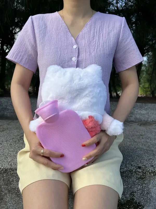 Relax with this cuddly plush toy heating pad, perfect for period pain relief and easing cramps. Featuring a cute Plush Box hellokitty design for ultimate comfort